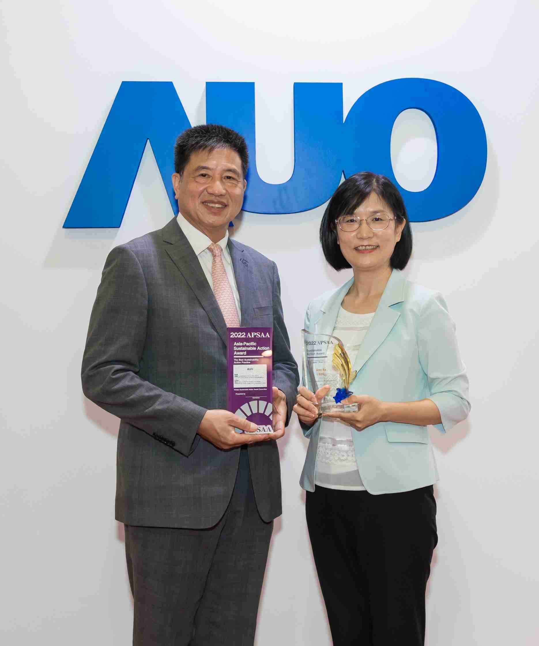 人生就是博长期垫筑永续远景的基石，，透过ESG暨气候委员会逐步实践永续策略蓝图。。。其中，，人生就是博光电永续长古秀华带领团队、、制定中长期目标，，，，缔造多面向亮眼表现，，，，获得「顶尖永续长奖」的个人奖殊荣（左：人生就是博光电董事长暨执行长彭双浪，，右：人生就是博光电永续长古秀华）