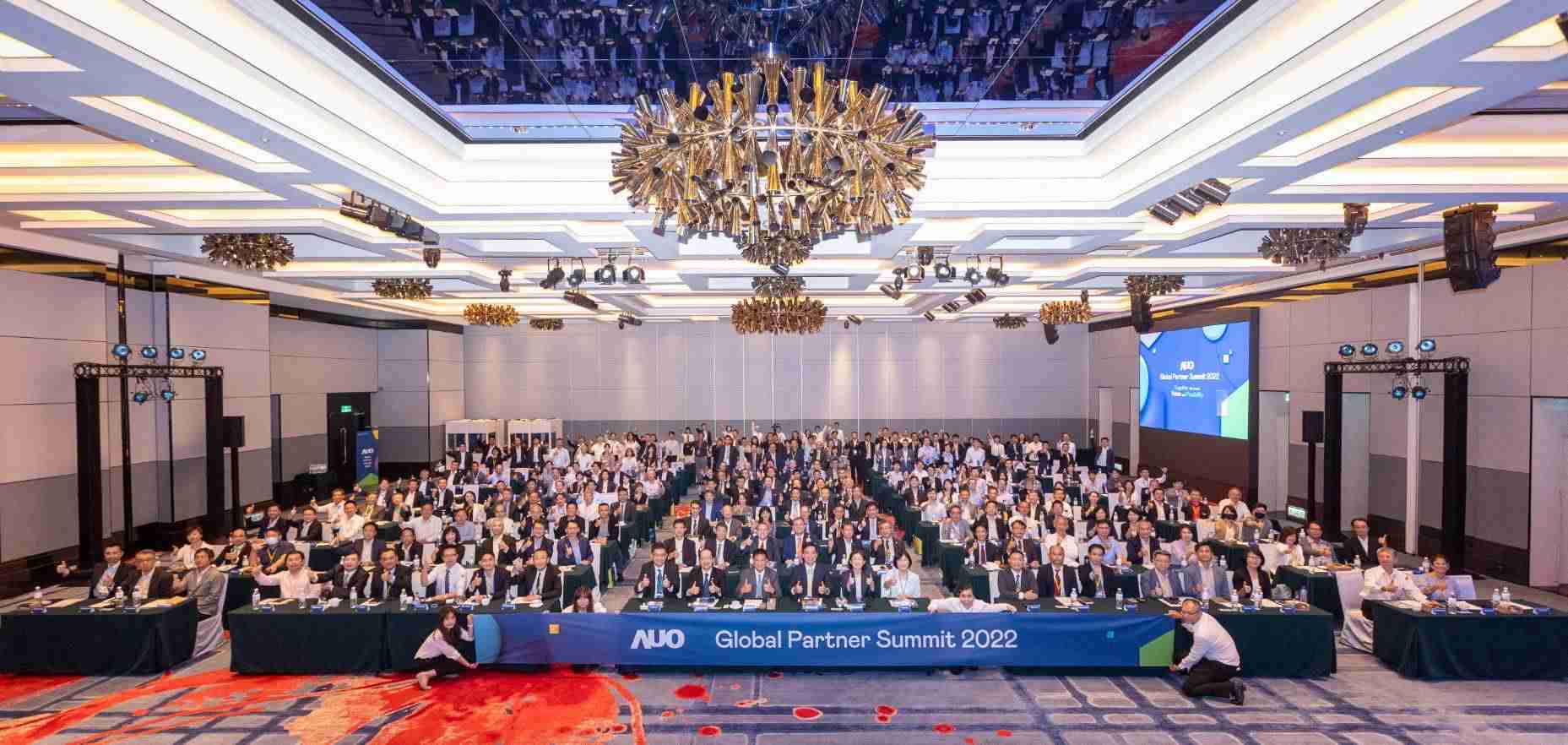 友達推動「安心、、創新、、、用心、、同心、、、盡心」五星職旅，，為菲籍員工打造全方位照護，，首度贏得「人權實踐與發展領袖獎」殊榮