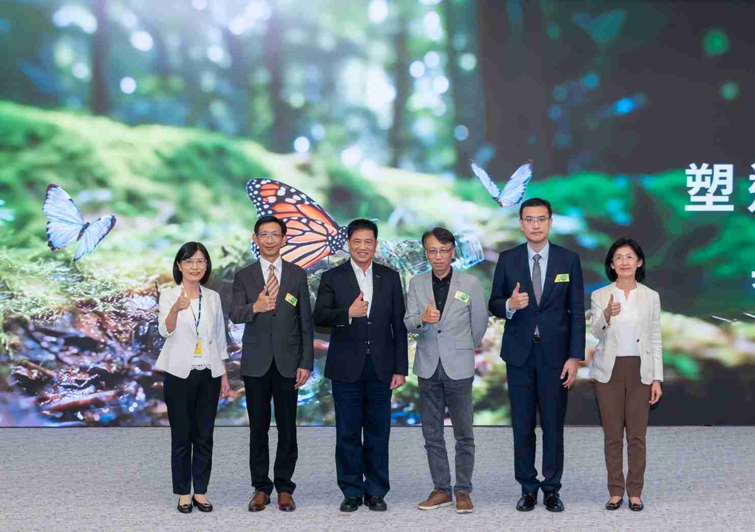 友達2023 CSR共榮大會，，，邀請領域專家分享交流生物多樣性管理趨勢、、無塑產品、、、海廢永續塑料等議題  （圖左到右：友達光電永續長古秀華、、、、3M台灣技術長陳君杰、、、友達光電董事長暨集團策略長彭双浪、、光寶科技企業永續發展處處長陳慶暉、、、、安永聯合會計師事務所執業會計師曾于哲、、、、友達光電供應鏈總部副總經理吳宜芳）