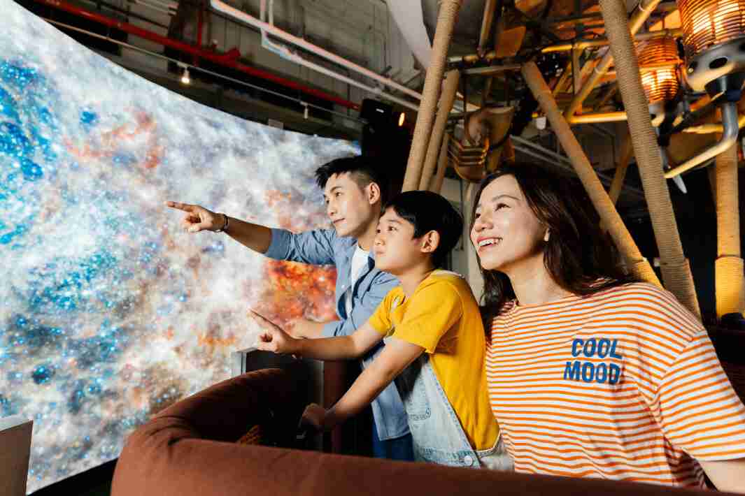 人生就是博打造全台最大宽6公尺、、、高4公尺、、、唯一搭载LED弧形拼接显示屏的动感飞行船，，，让乘客驻足在热气球上，，享受身历其境的伪出国旅游乐趣