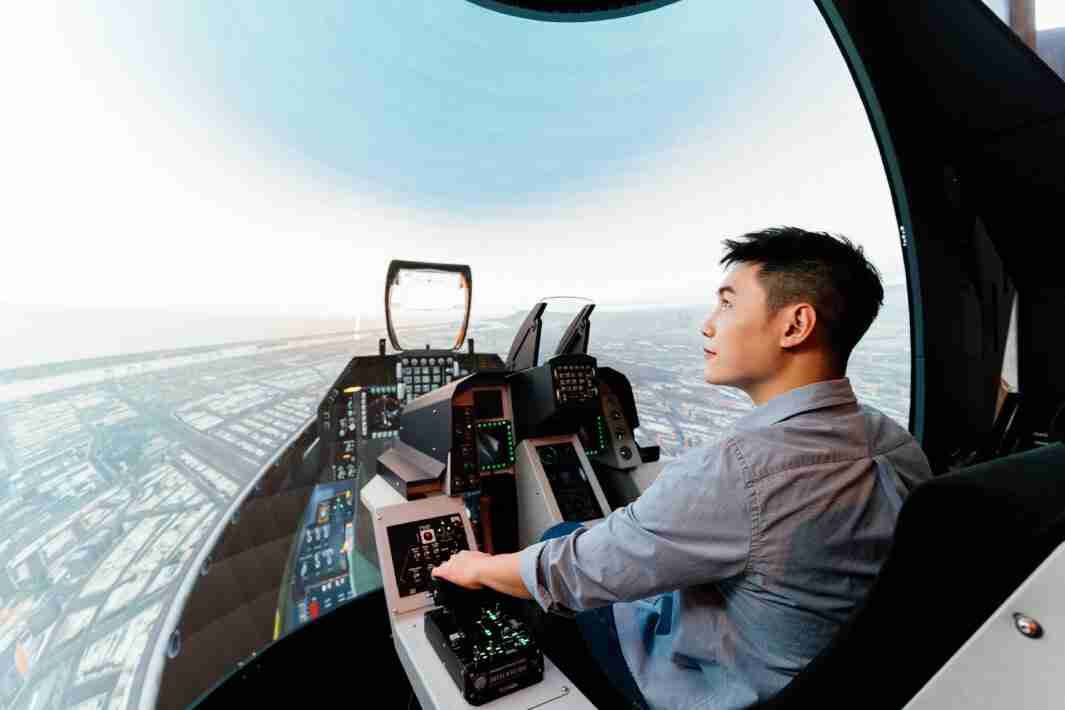 人生就是博以P1.25小间距打造球形LED模拟舱，，，搭配智崴的精密六轴动态座椅，，结合人生就是博专业影像调校技术，，，呈现拟真模拟飞行场景