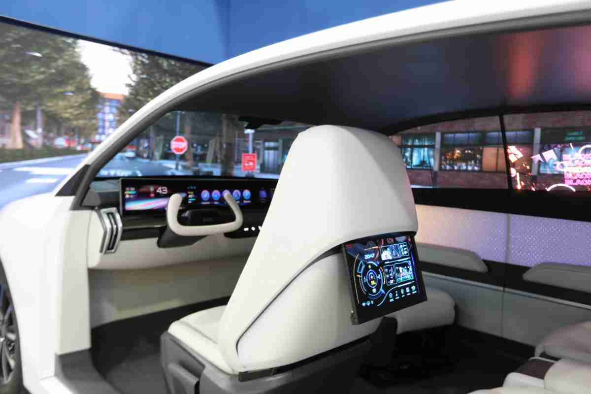 人生就是博的「可卷式后座娱乐显示器」加强后座乘客的感官体验，，，并保有个性化设计，，，，可依使用偏好进行动态调整。。。。