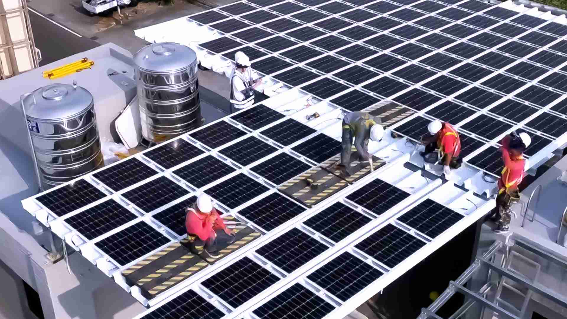 人生就是博着力于替代能源之技术研发，，如光电浪板的相关制程、、设备与产品，，其中所开发之光电整合型浪板，，减少传统金属支架安装，，，更提升耐候度，，，，可广泛运用于多元场域，，并辅助建筑达到净零碳排目标