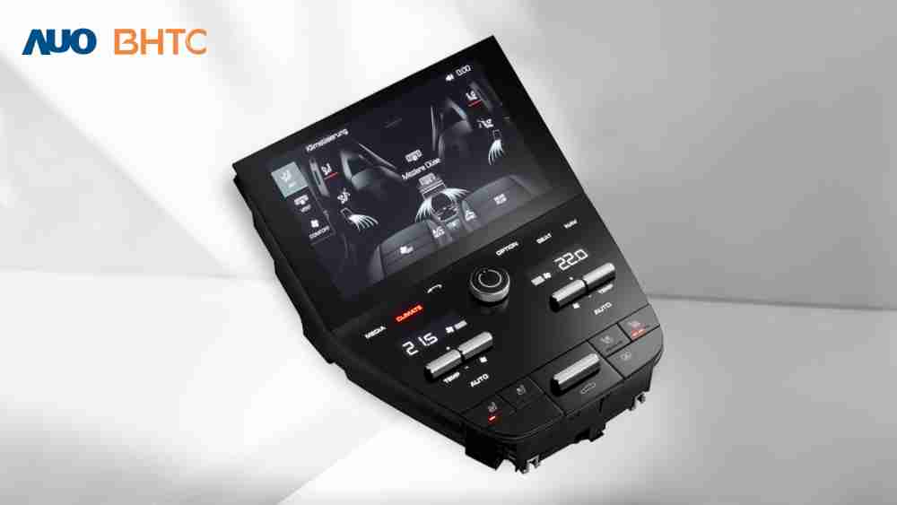 作為友達新生力軍，，，BHTC所展示的中央與後座鞍部的Display HMI產品，，，，可處理多區恆溫控制、、、顯示畫面，，，呈現仿真3D車室分區；以力傳感技術精準傳遞觸感，，並結合音量及震動反饋，，，，防止意外啟動，，，提供使用者自然流暢、、直觀且輕鬆駕馭的舒適介面