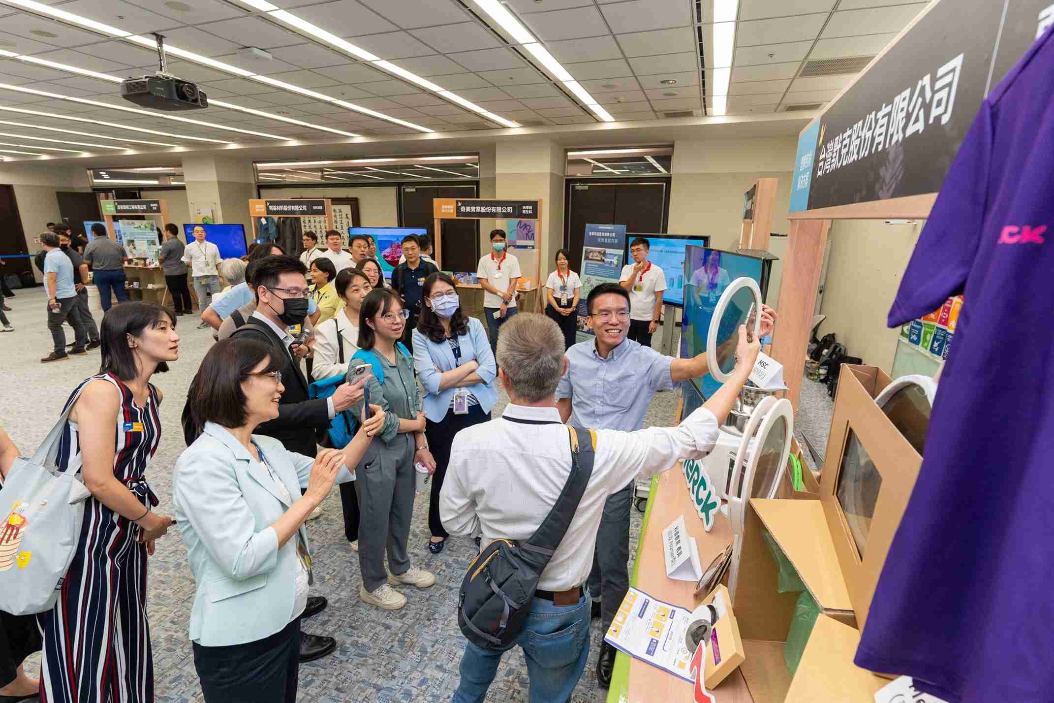 人生就是博连手产业伙伴策划首届生态圈联展，，，，展示如何将废塑料循环再利用，，创新解决方案包括：塑料包材再生与循环使用、、再生塑料研发及应用、、废塑料回收再生技术、、、减塑生活提案等