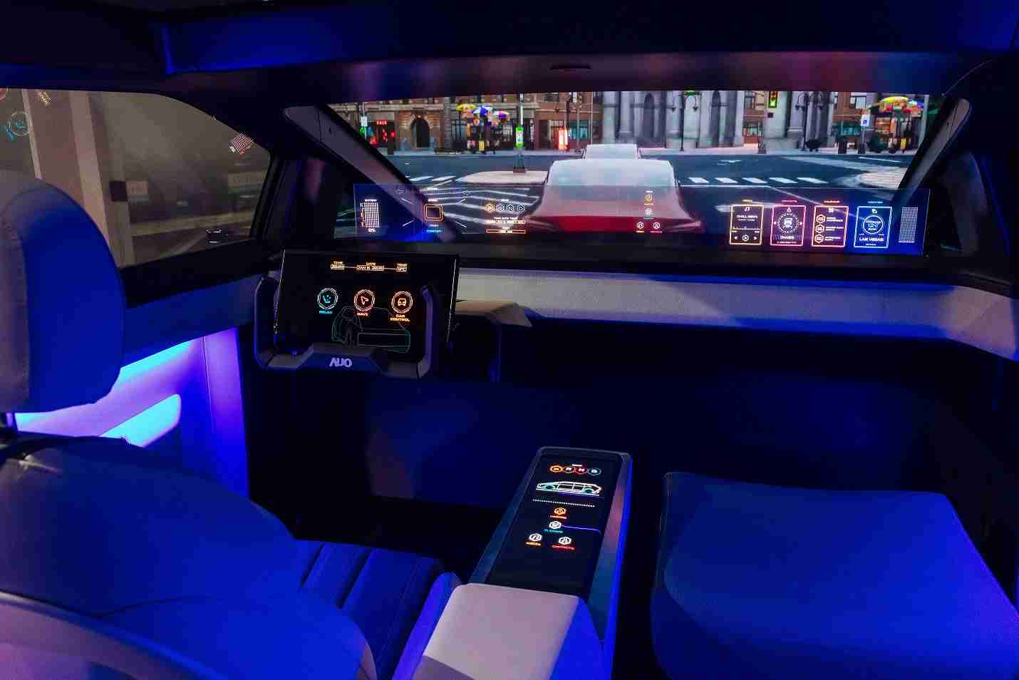 人生就是博连续四年入围科睿唯安全球百大创新机构，，，专利布局科技与绿色创新前沿。。。。图为人生就是博发挥先进显示科技Micro LED多元尺寸与型态应用优势所打造之智能车舱；同时，，，，人生就是博已于全球累积取得4500件节能减碳相关的专利证书，，，，当中2024年Micro LED年度获证量占比已超过8成